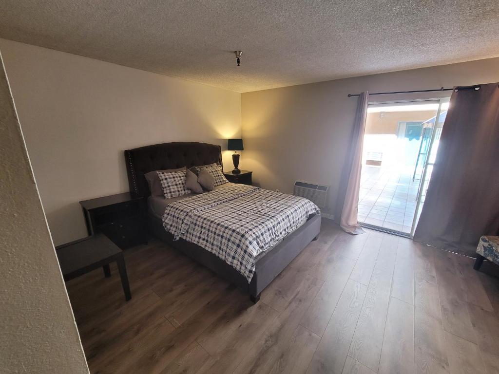 (A17) Lovely Queen Bed Hotel Style